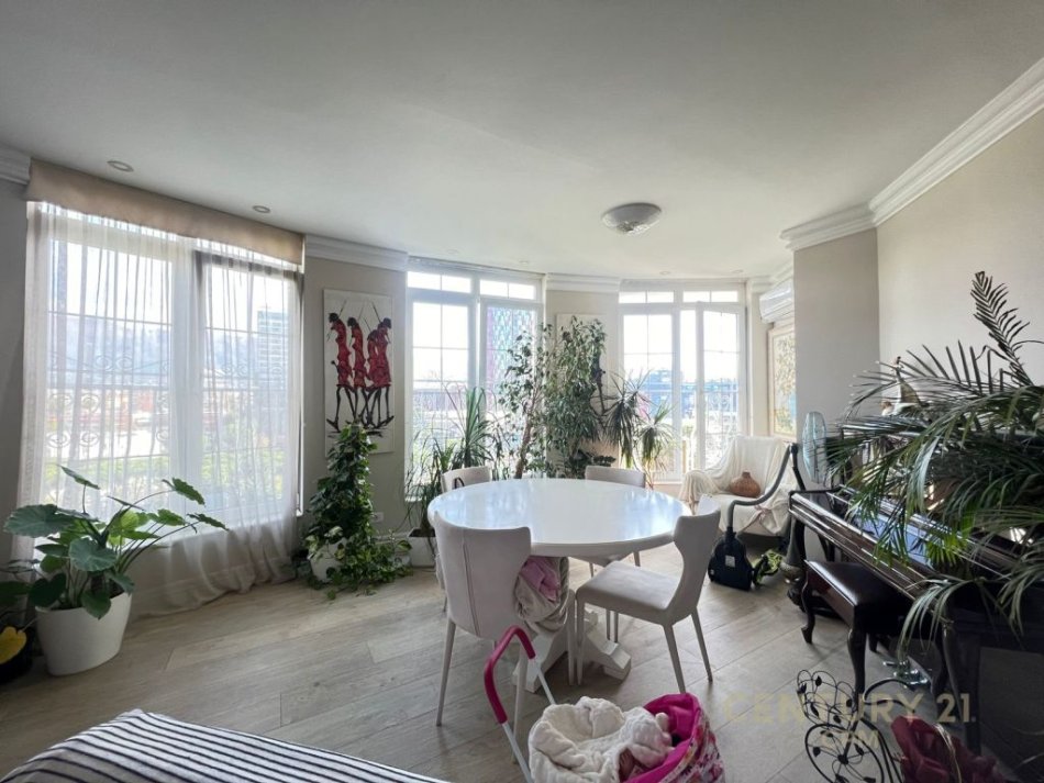 Tirane, jepet me qera 3+1+Ballkon Kati 7, 181 m² 1.500 € (Ish Blloku)