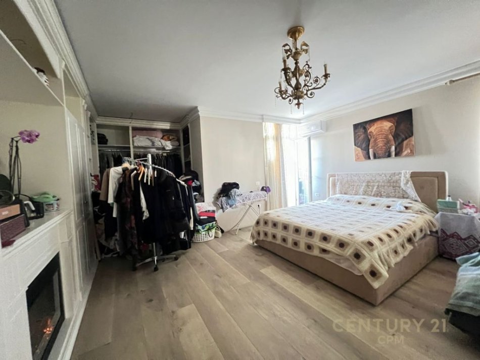 Tirane, jepet me qera 3+1+Ballkon Kati 7, 181 m² 1.500 € (Ish Blloku)