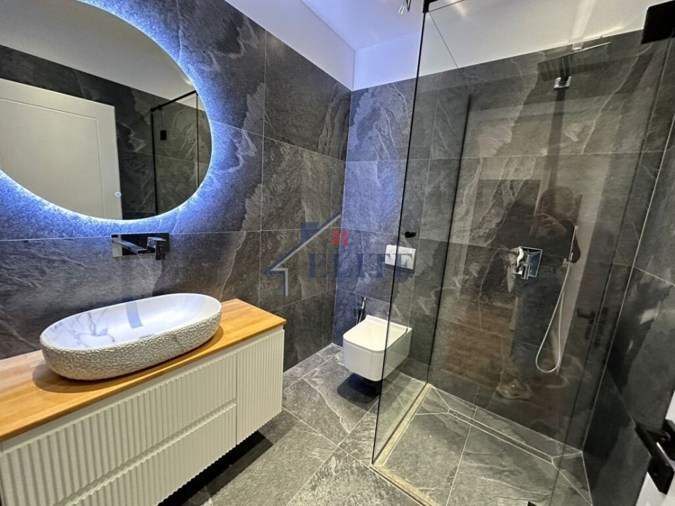 Tirane, jepet me qera zyre Kati 8, 80 m² 950 € (Rruga e Kavajes)