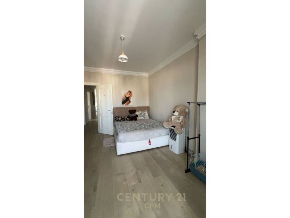 Tirane, jepet me qera 3+1+Ballkon Kati 7, 181 m² 1.500 € (Ish Blloku)
