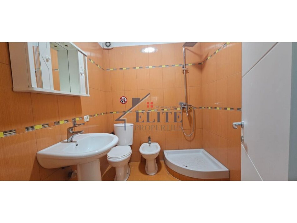 Tirane, jepet me qera apartament 1+1+Ballkon Kati 1, 65 m² 600 € (Islam Alla)
