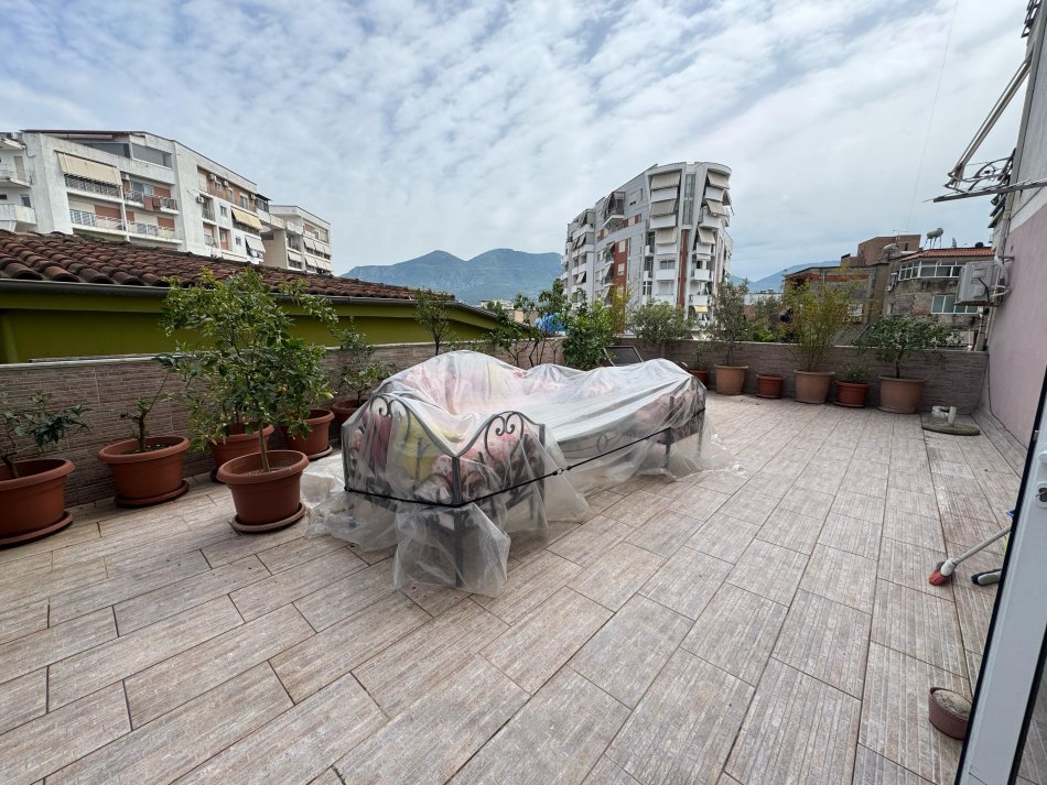 Tirane, shitet apartament 2+1 Kati 2, 183 m² 250.000 € (ish tregu elektrik)