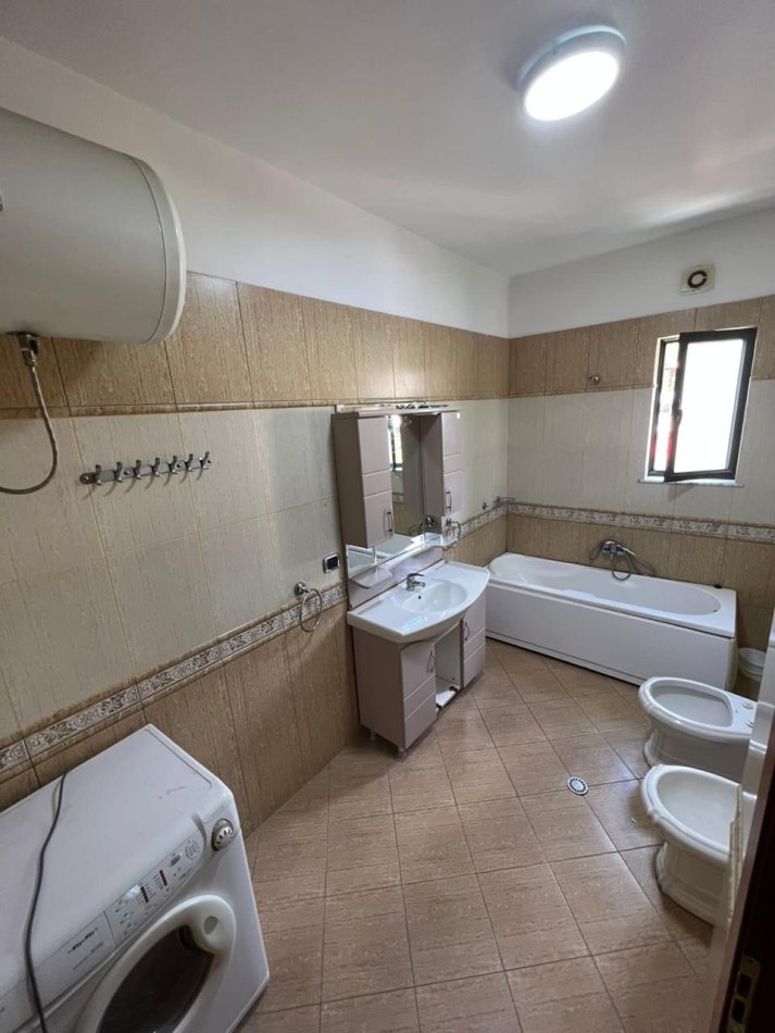 Tirane, jepet me qera apartament 3+1+Ballkon Kati 3, 180 m² 400 € (Yzberisht)