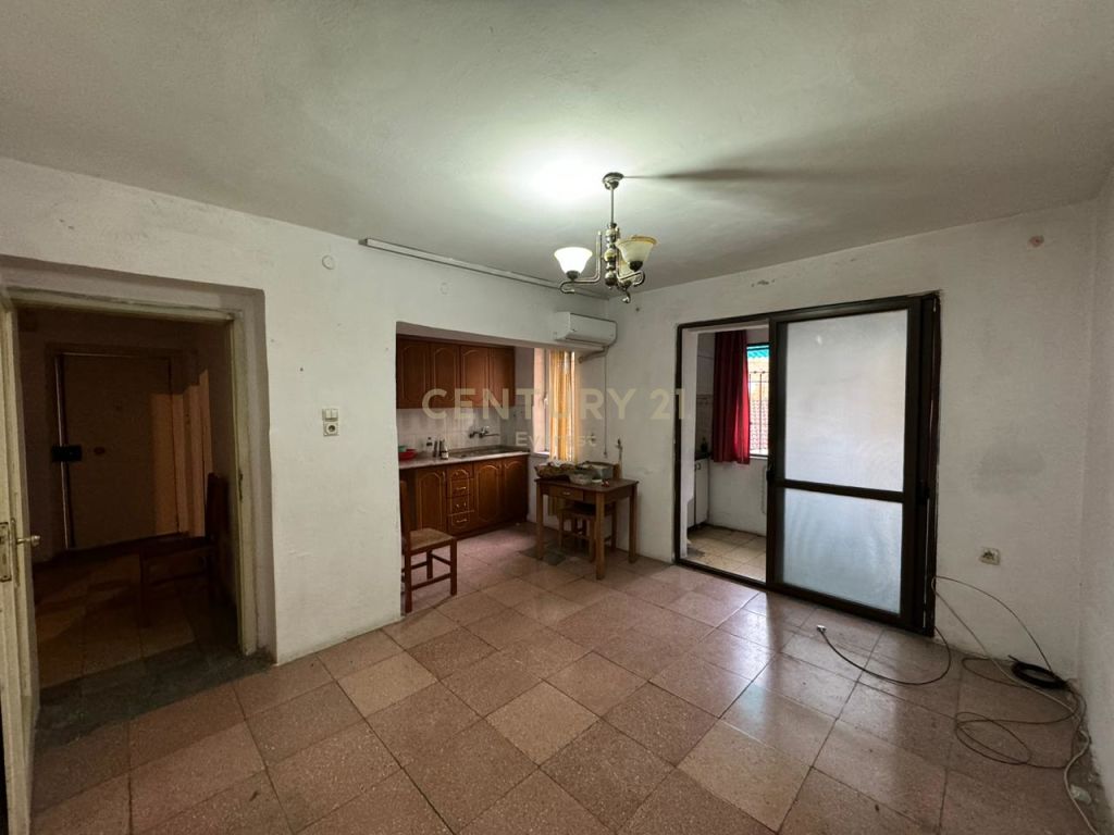 Shitet apartamant 1+1 tek Harry FULZI ,Tirane!