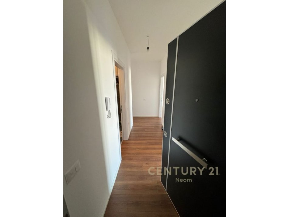 Tirane, jepet me qera ambjent biznesi Kati 4, 105 m² 500 € (Kompleksi Arlis, Rruga e Dibrës)