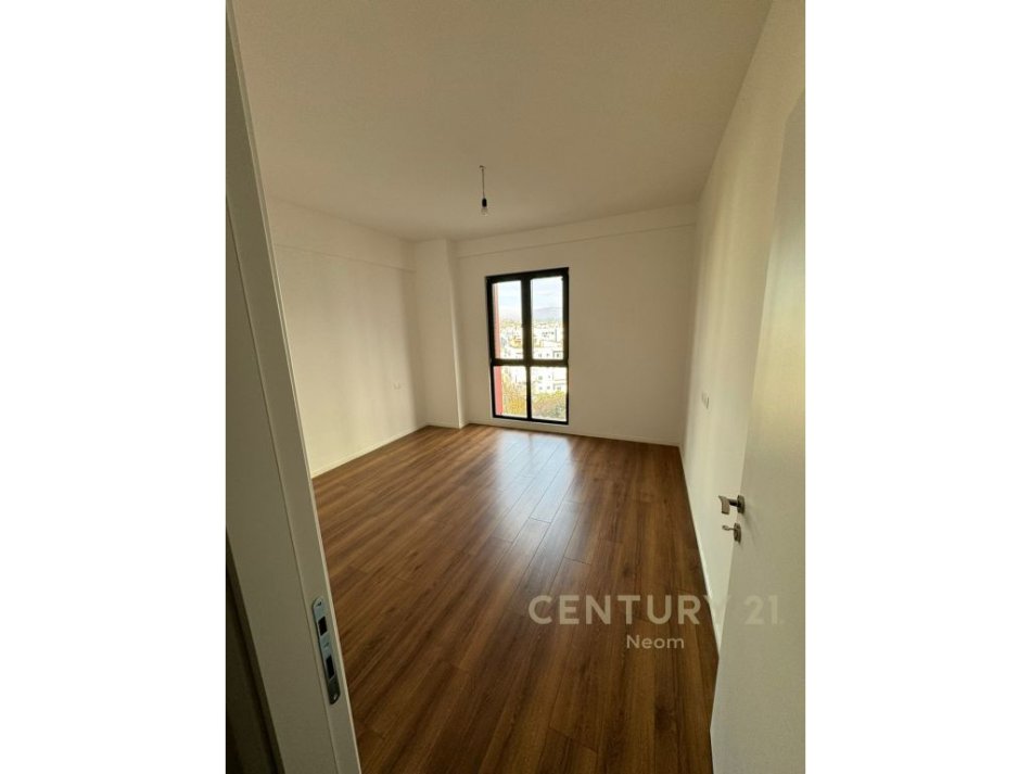 Tirane, jepet me qera ambjent biznesi Kati 4, 105 m² 500 € (Kompleksi Arlis, Rruga e Dibrës)