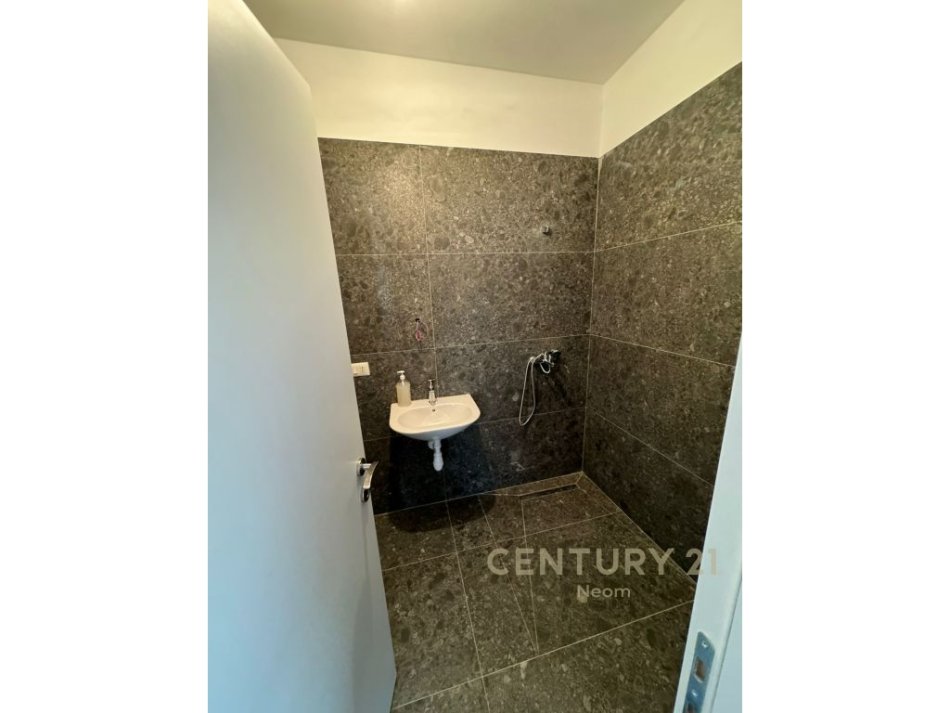 Tirane, jepet me qera ambjent biznesi Kati 4, 105 m² 500 € (Kompleksi Arlis, Rruga e Dibrës)