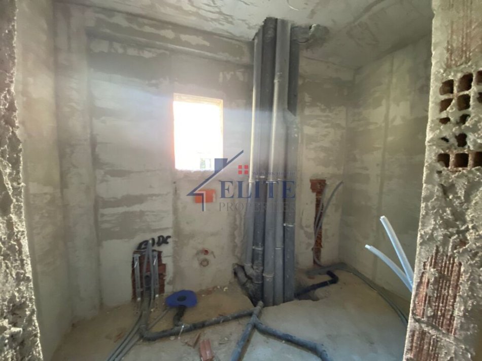 Tirane, shitet apartament 1+1+Ballkon Kati 2, 77 m² 170.000 € (Shkolla e Kuqe)
