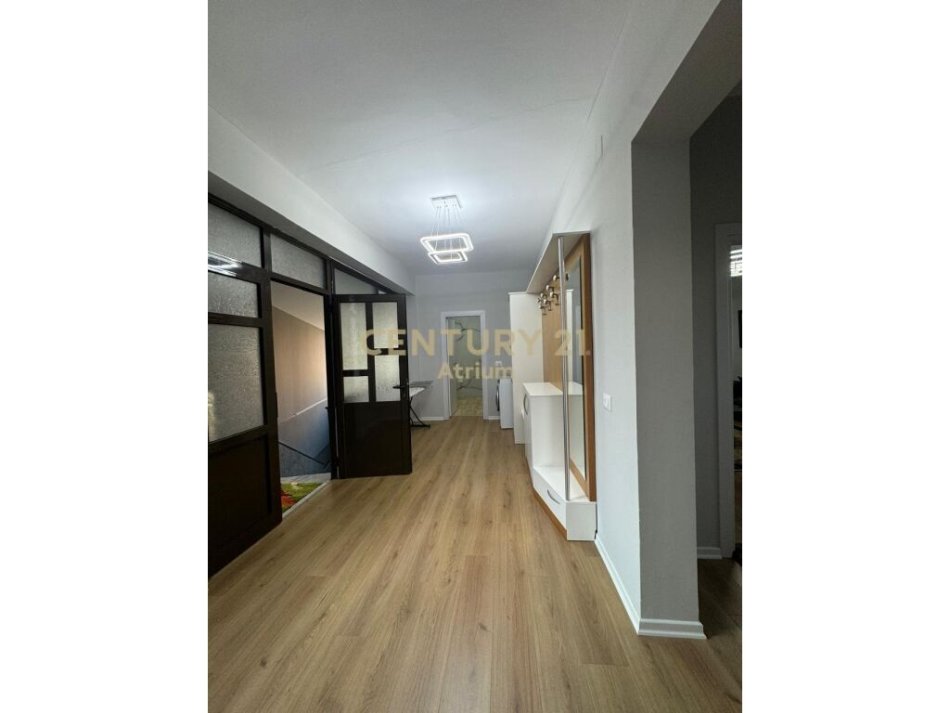 Tirane, jepet me qera apartament 3+1+Ballkon Kati 2, 650 € (tek Oxhaku, rruga "Kongresi i Manastirit")