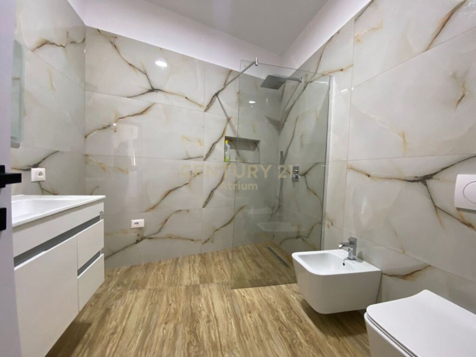 Tirane, jepet me qera apartament 3+1+Ballkon Kati 2, 650 € (tek Oxhaku, rruga "Kongresi i Manastirit")