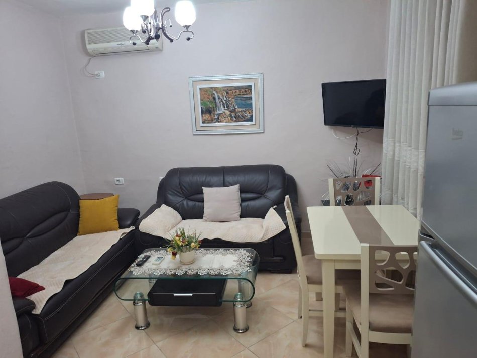 Tirane, jepet me qera apartament 1+1+Ballkon Kati 1, 55 m² 450 € (rruga e dibres)