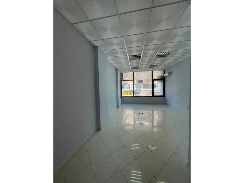 Tirane, jepet me qera ambjent biznesi Kati 1, 30 m² 350 € (Don Bosko)