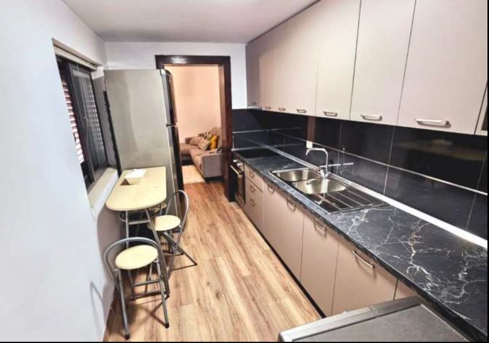 Tirane, jepet me qera apartament 2+1 Kati 1, 105 m² 700 € (Toptani)