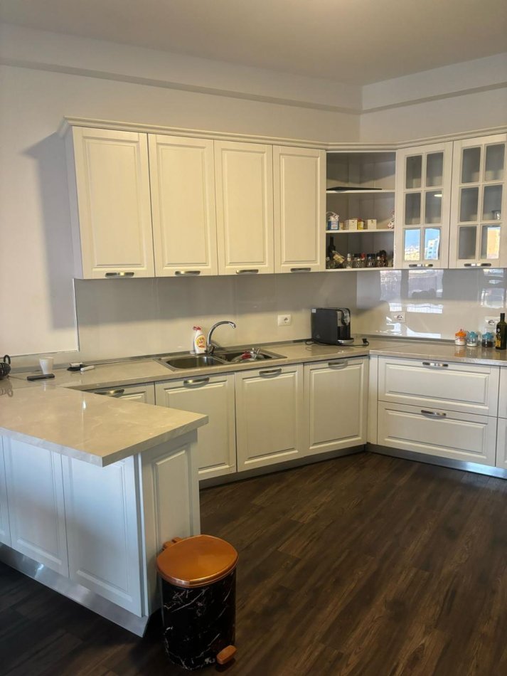Tirane, jepet me qera apartament 3+1+Ballkon Kati 4, 170 m² 1.000 € (Fusha e Aviacionit)