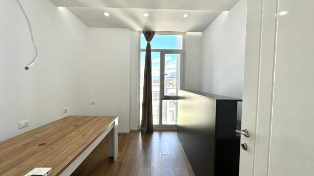 Tirane, jepet me qera ambjent biznesi Kati 8, 100 m² 700 Euro (kompleksi Kika 2)