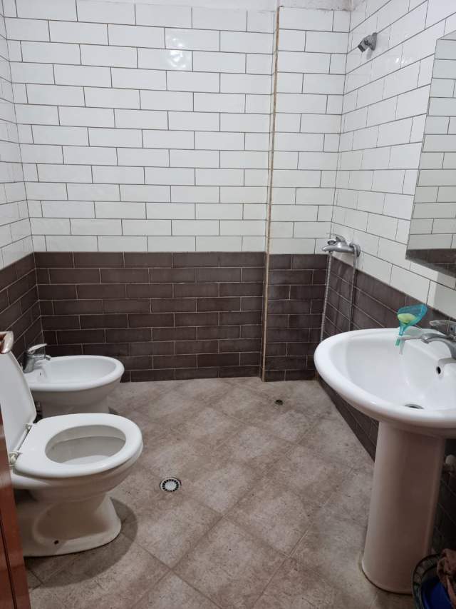 Tirane, jepet me qera apartament 3+1+BLK Kati 6, 128 m² 38.000 Leke (Rruga Astrit Losha)