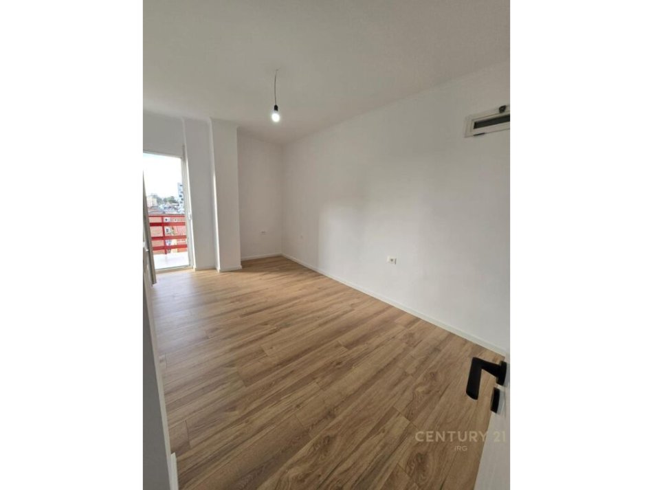 Tirane, shitet apartament 2+1+Ballkon Kati 5, 132.000 € (Apartament 2+1 ne Xhamllik, pallat i ri)