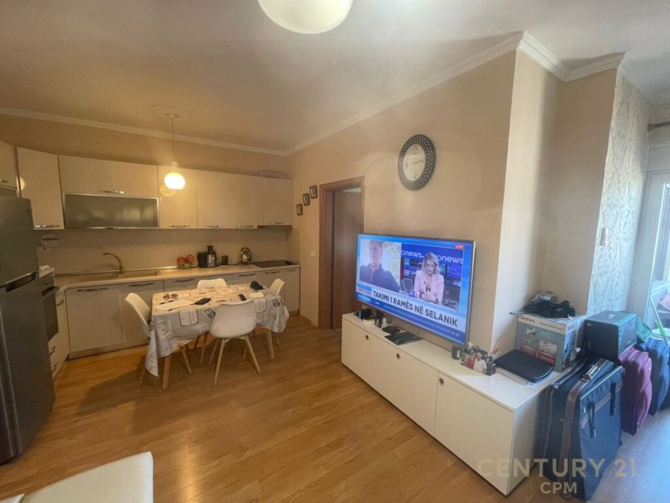 Tirane, shitet apartament 1+1+Ballkon Kati 15, 157.000 € (ne qender te Tiranes, tek 9 kateshet, pallat me ashensor)