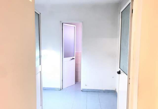 Tirane, jepet me qera ambjent biznesi 110 m² 1.200 Euro