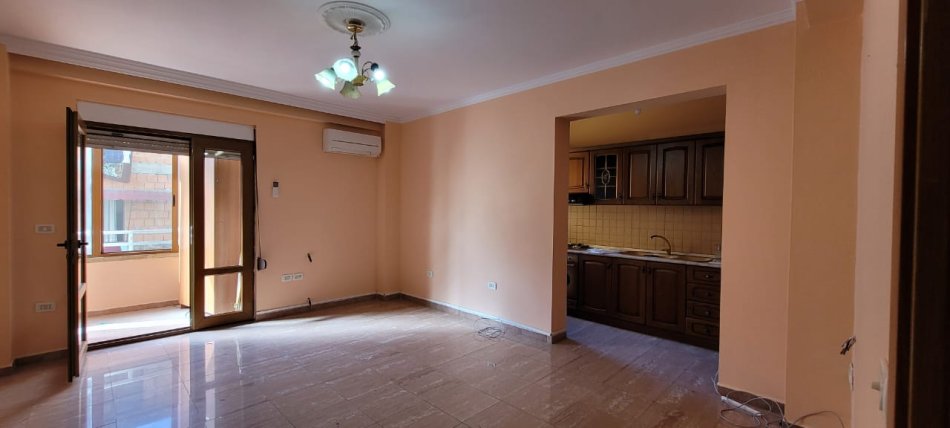 Tirane, jepet me qera Kati 2, 470 € (Bulevardi Zogu 1)