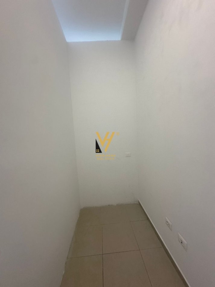 Tirane, jepet me qera dyqan Kati 0, 100 m² 850 € (BRRYLI)