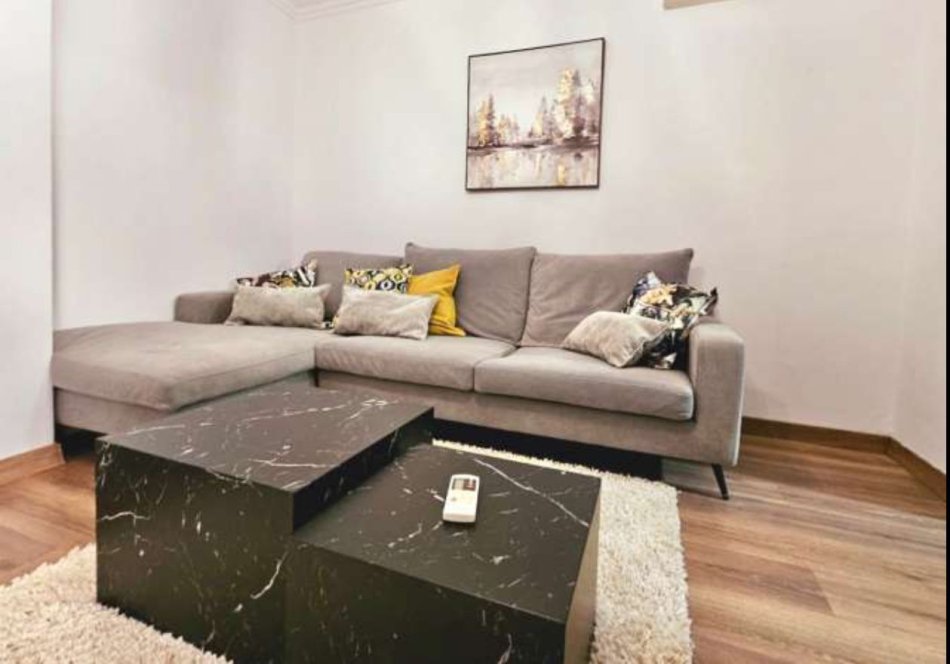 Tirane, jepet me qera apartament 1+1 Kati 1, 105 m² 700 € (Sheshi Skenderbej)
