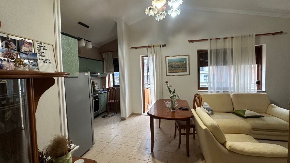 Tirane, jepet me qera apartament 2+1 Kati 5, 120 m² 600 € (Xhamllik)