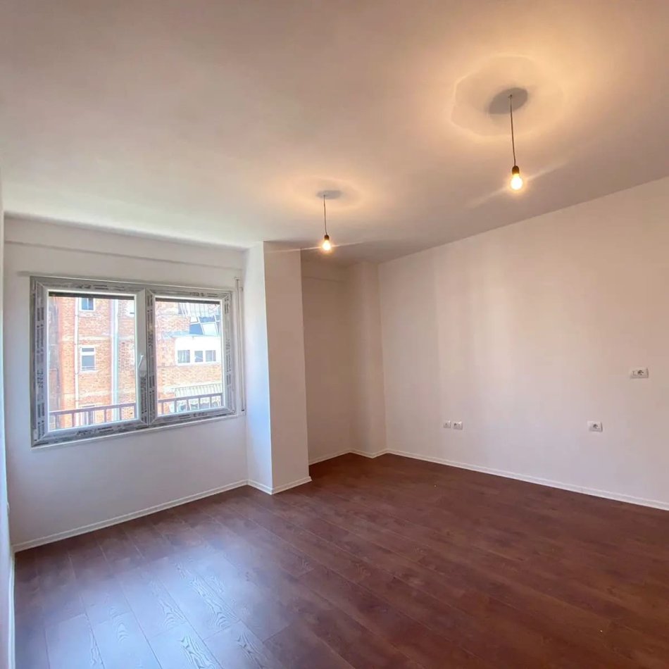 Tirane, jepet me qera ambjent biznesi Kati 2, 60 m² 500 € (Tefta tashko)