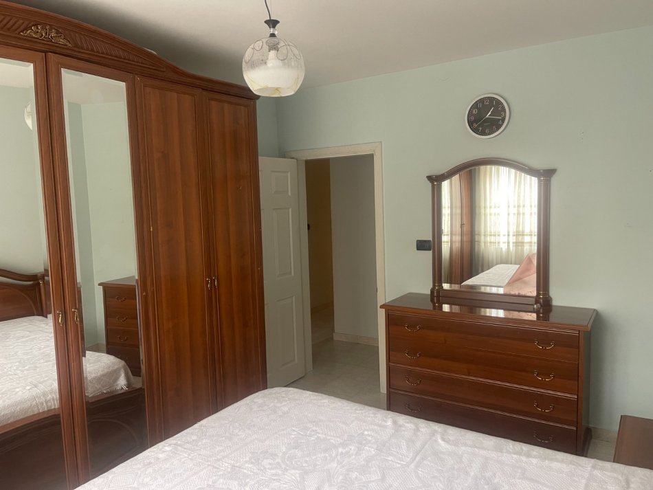 Tirane, jepet me qera apartament 3+1 Kati 1, 120 m² 749 € (Laprake)