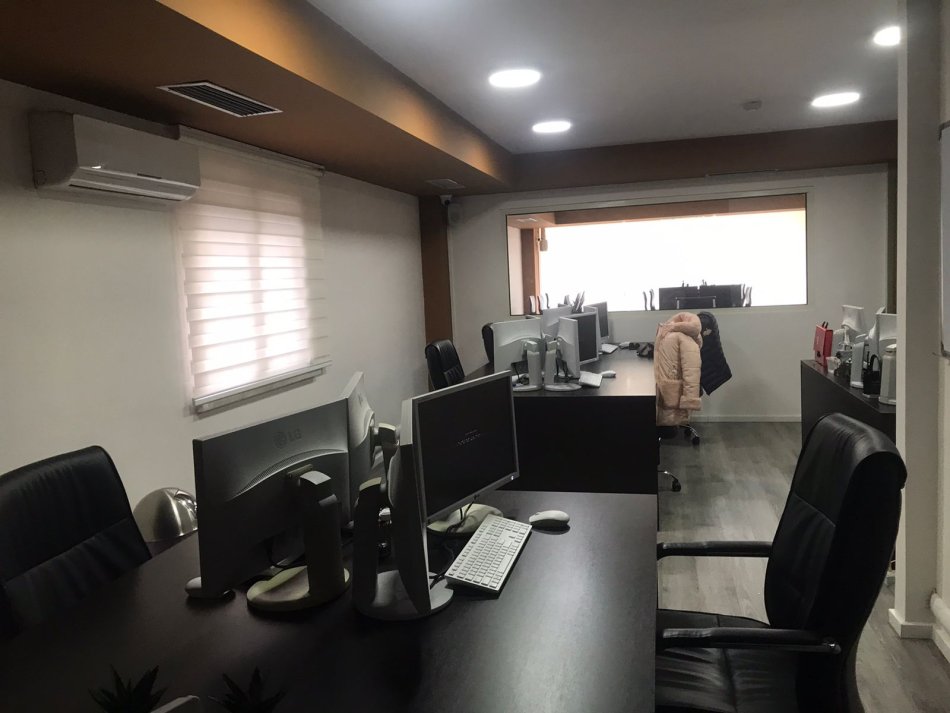Tirane, jepet me qera zyre Kati 1, 173 m² 3.500 € (Gjimnazi Petro Nini)