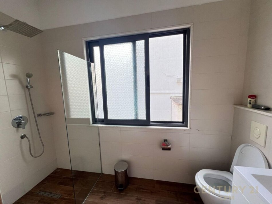 Japim me qira apartament 2+1 tek Piazza