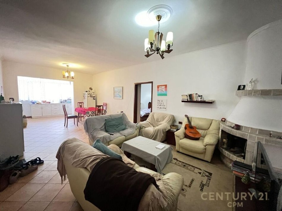 Japim me qira apartament 2+1 tek Piazza