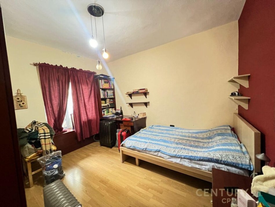 Japim me qira apartament 2+1 tek Piazza