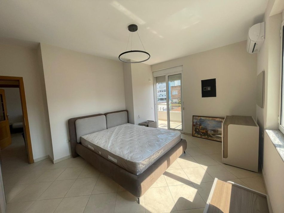 Tirane, jepet me qera apartament 2+1 Kati 3, 110 m² 850 € (Rruga Kavajes)