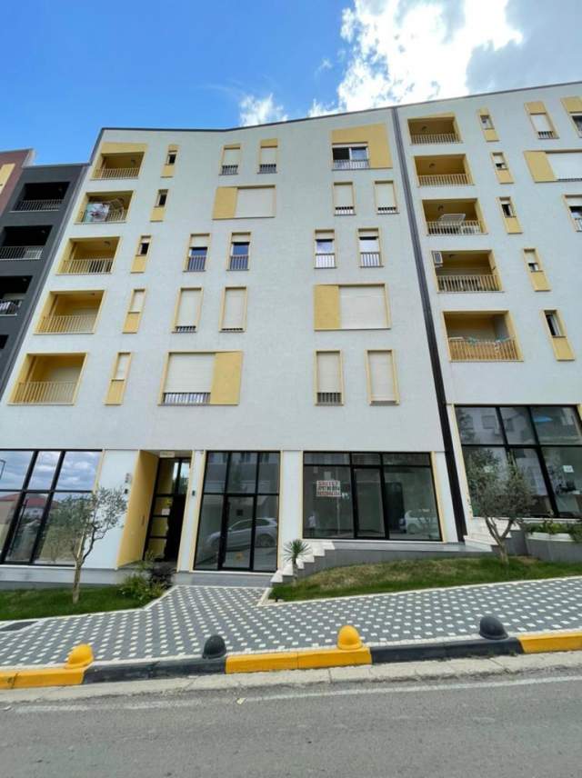 Tirane, jepet me qera dyqan Kati 0, 48 m² 30.000 Leke (Selite)