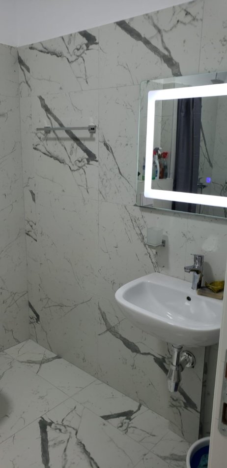 Tirane, jepet me qera apartament 1+1+Ballkon Kati 7, 65 m² 500 € (Xhamllik ,prane disco venue)