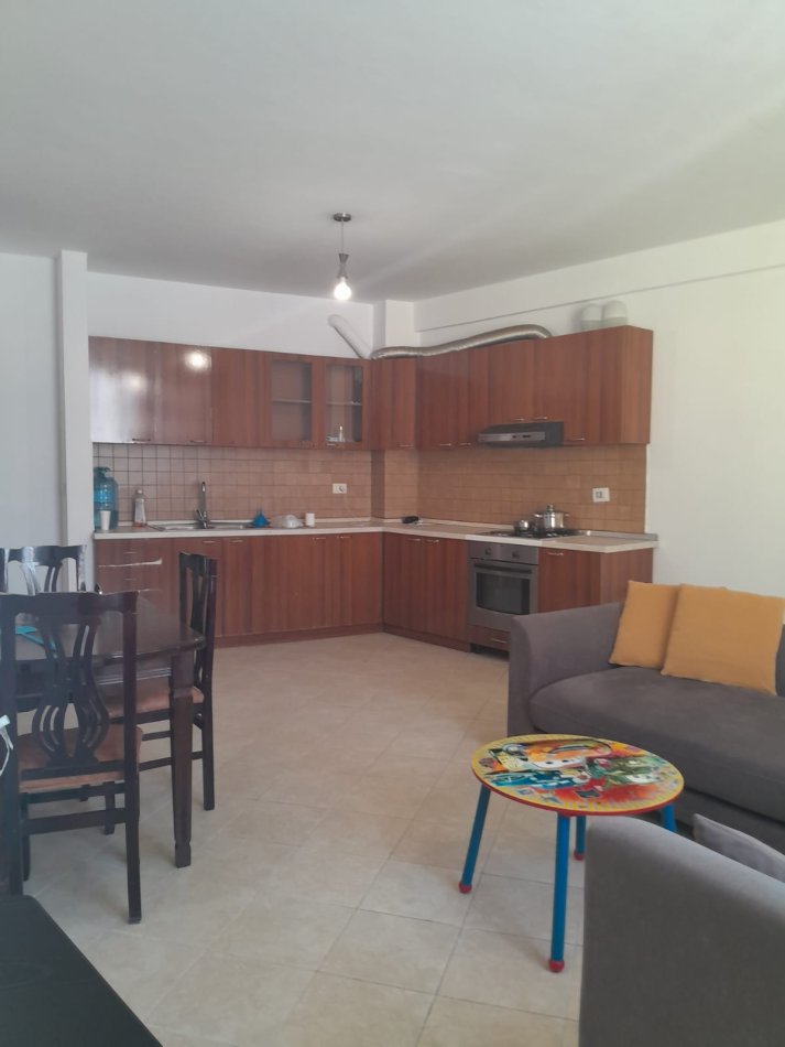 Tirane, jepet me qera apartament 2+1+Ballkon Kati 5, 100 m² 400 € (Rruga Esref Frasheri)
