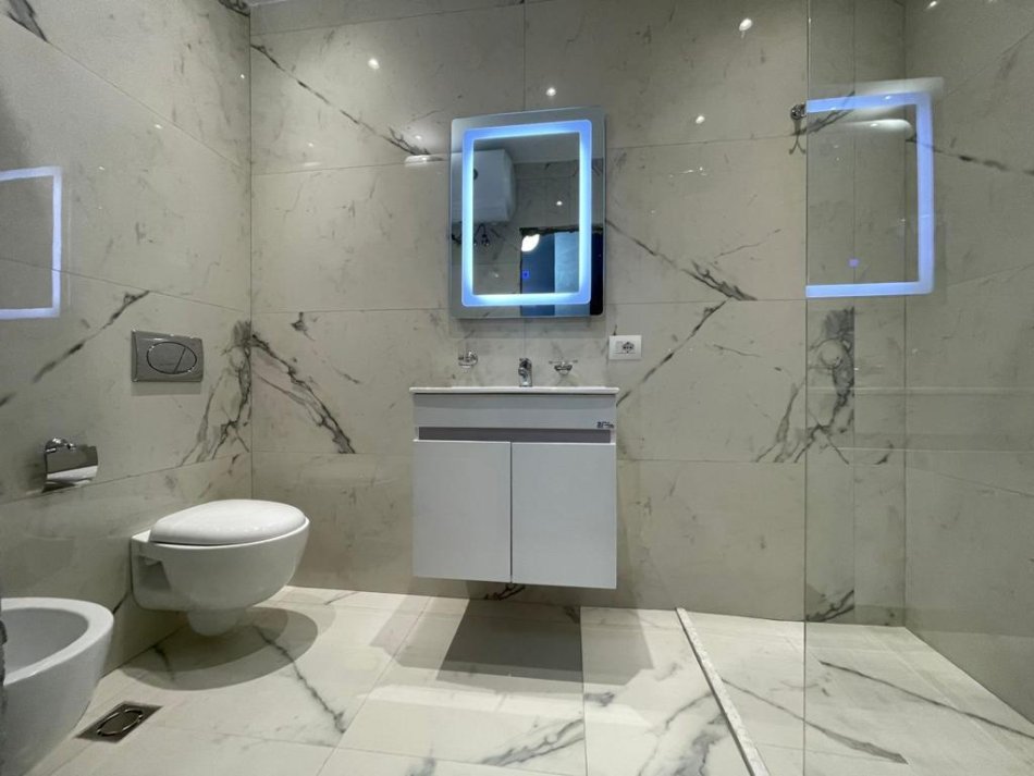 Tirane, jepet me qera apartament 1+1, Kati 3, 70 m² 700 € (Rruga e Kosovareve)