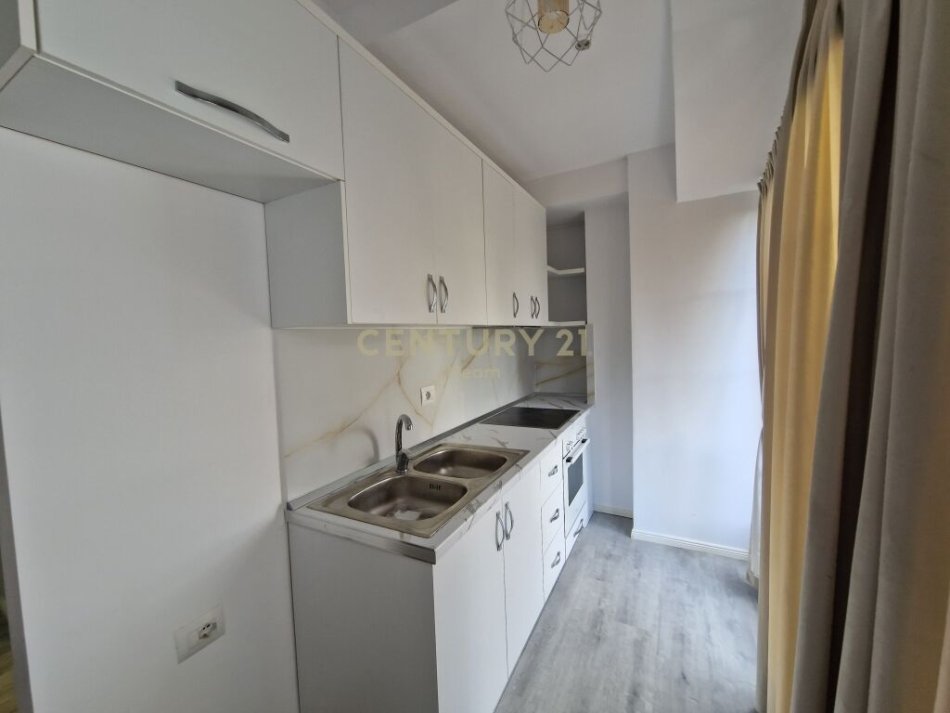 Tirane, jepet me qera 2+1 Kati 2, 75 m² 500 € (prane Spitalit Ushtarak)