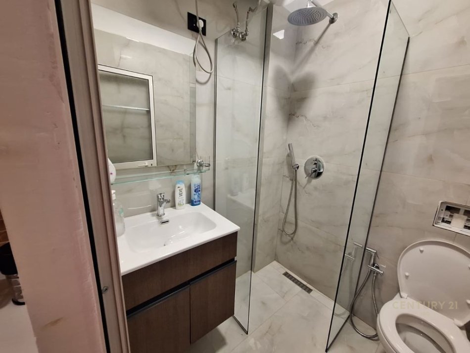 Tirane, shitet Kati 2, 95 m² 183.000 € (shiten 2 garsoniere se bashku, Rruga e Durresit)