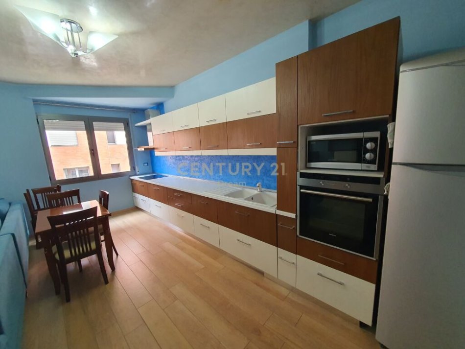 Tirane, jepet me qera apartament 2+1+Ballkon Kati 2, 93 m² 550 € (prane zones se Oxhakut.)