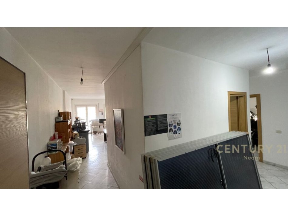 Tirane, jepet me qera apartament 3+1 Kati 1, 142 m² 750 € (Liqeni i Tiranes Tirana, Albania)