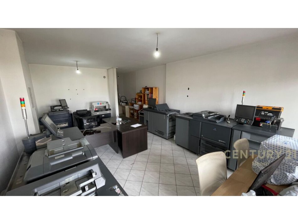 Tirane, jepet me qera apartament 3+1 Kati 1, 142 m² 750 € (Liqeni i Tiranes Tirana, Albania)