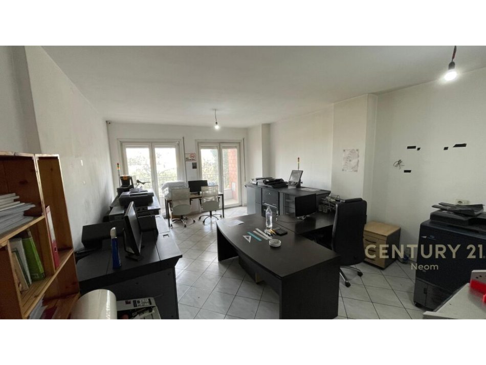 Tirane, jepet me qera apartament 3+1 Kati 1, 142 m² 750 € (Liqeni i Tiranes Tirana, Albania)