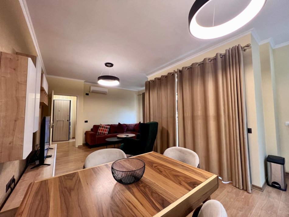 Tirane, shitet apartament 1+1+Ballkon , 66 m² 140.000 € (Shkolla e kuqe)