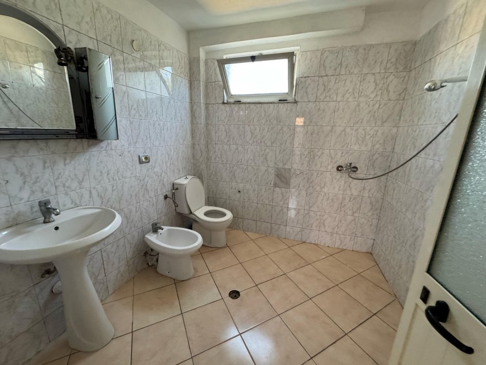 Tirane, jepet me qera shtepi 1+1 Kati 0, 70 m² 350 € (pran universitetit Marin Barleti ,Selit)