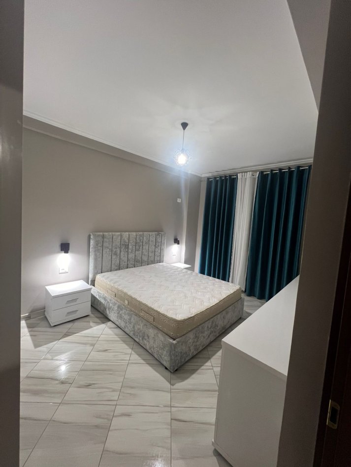 Tirane, jepet me qera apartament 2+1 Kati 8, 80 m² 400 € (Bathore)