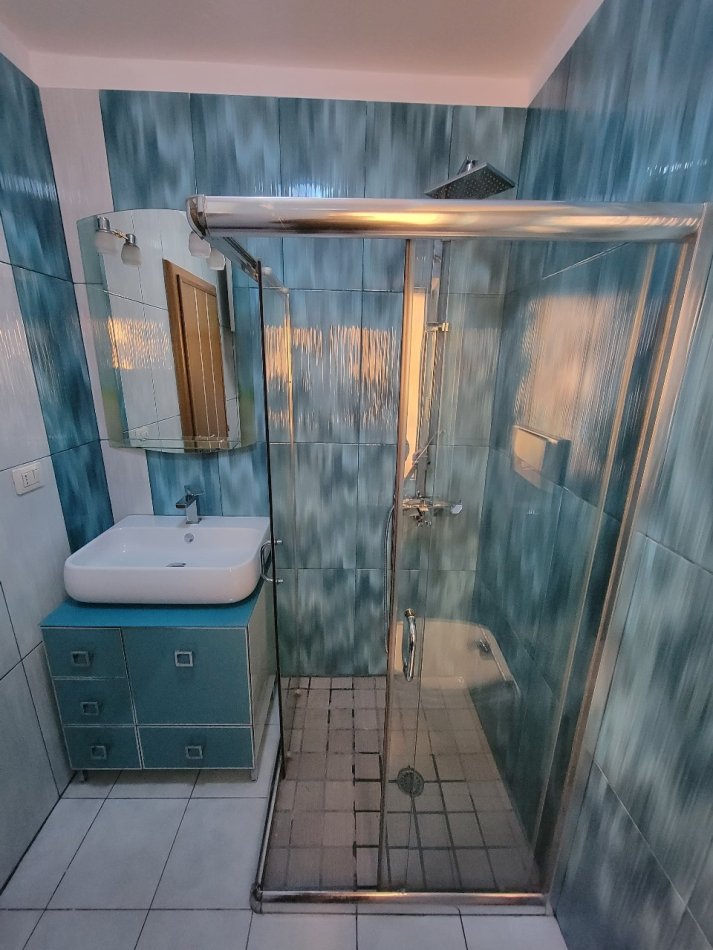 Tirane, jepet me qera apartament 1+1 Kati 3, 60 m² 550 € (BRRYL)
