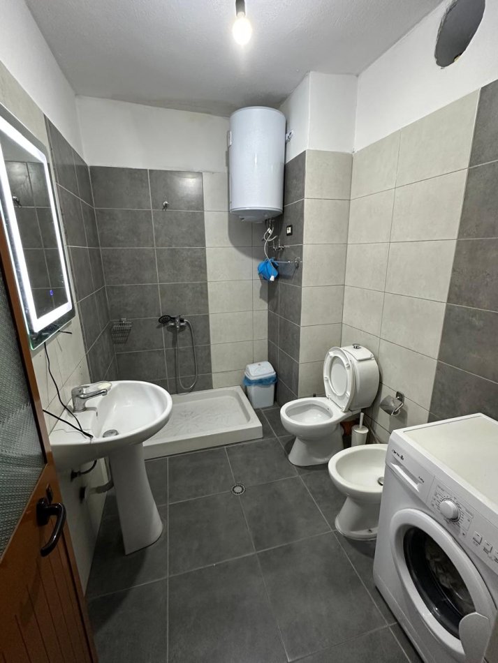 Tirane, jepet me qera apartament 2+1+Ballkon Kati 7, 87 m² 550 € 