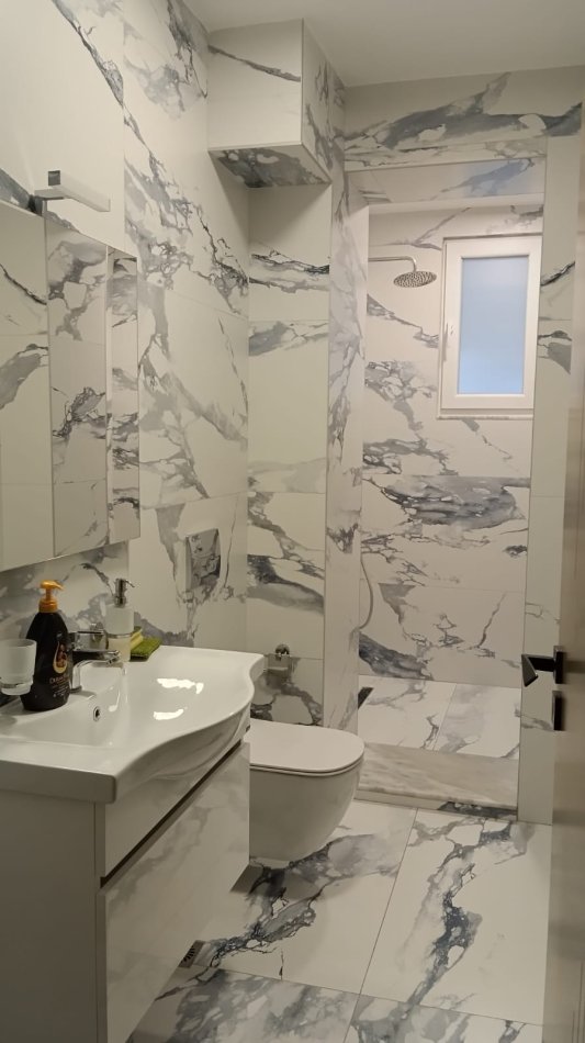 Tirane, jepet me qera zyre Kati 0, 93 m² 800 € (21 Dhjetori)